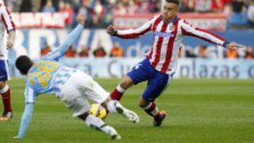 SEGURO. Gim&eacute;nez entra al cruce y le roba un bal&oacute;n a Juan, el pasado s&aacute;bado en el partido ante el M&aacute;laga en el Calder&oacute;n (3-1).
 