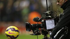 A television camera films the match ball before Liverpool&#039;s English Premier League soccer match against Tottenham Hotspur at Anfield in Liverpool, northern England, February 10, 2015. REUTERS/Phil Noble (BRITAIN - Tags: SOCCER SPORT) camara tv
