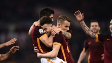 El Shaarawy es felicitado por su compañeros tras abrir el marcador, el pasado viernes, ante la Fiorentina.