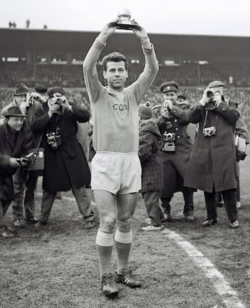 El centrocampista checoslovaco alcanzó la final del Mundial 1962. Suyo fue el gol en la final ante Brasil (3-1), pese a la derrota fue elegido en diciembre de ese año como mejor jugador. Aún no optaban los jugadores no europeos. Se lo arrebató a un joven Eusebio (tenía 20 años) que venía de destrozar al poderoso Real Madrid con un doblete (5-3) en la final de la Copa de Europa. Luego Eusebio ganó el de 1965.
