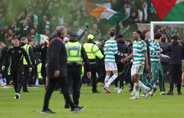La eliminación del Rangers a manos del Celtic en el partido de Copa provocó la invasión de campo y la pelea de los seguidores de ambos equipos. La policía tuvo que intervenir.