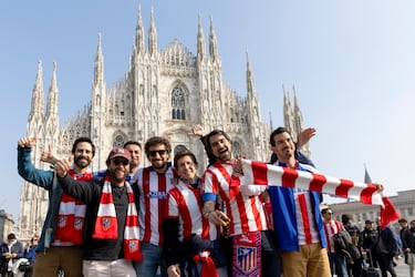 Un buen número de aficionados ha viajado a Milán para acompañar al equipo en la ida de los octavos de final de la Champions League ante el Inter. 