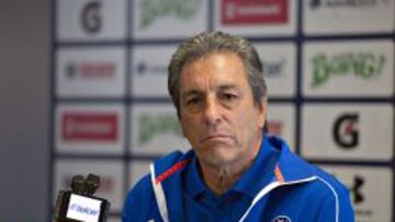 Tomás Boy con cara de pocos amigos en su presentación como DT de Cruz Azul