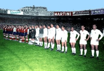 Partido de la Final de la Copa de Europa de 1956 entre el Stade de Reims y el Real Madrid. Alineación de los jugadores antes del encuentro.