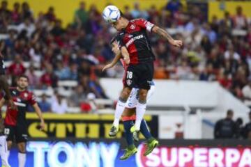 Contención con proyección hacia el frente y de mucho recorrido en el campo.