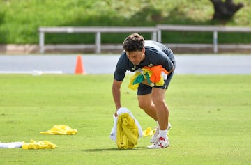 El técnico del Almería,. haciendo trabajo de campo.