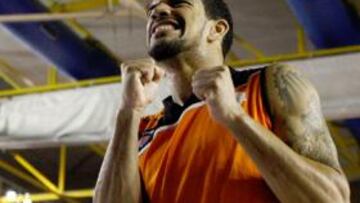 El jugador del Fuenlabrada Feldeine se lamenta después de una falta.