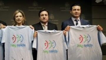 La Delegada del Gobierno, Paula, Sánchez de León, posa junto a los presidentes de los clubes de fútbol, de I a D, José Sepulcre (Elche) y Amadeo Salvo (Valencia CF) con la camiseta que presentarán en sus respectivos partidos el próximo domingo en la jornada de sensibilización contra la violencia de género en el ámbito deportivo.