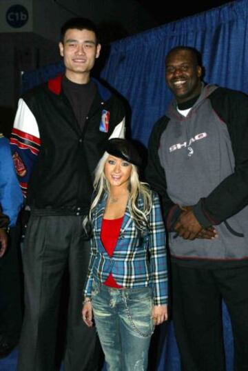 Aquel a?o, Christina Aguilera fue la encargada de poner los acordes al himno. Aprovech¨® la ocasi¨®n para fotografiarse con Yao Ming y Shaquille O'Neal.