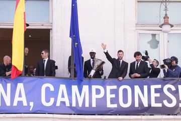 La plantilla del Real Madrid de baloncesto salió al balcón a saludar a los aficionados que se acercaron a festejar el triunfo del equipo blanco.