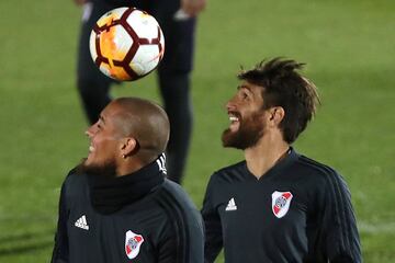 Jonatan Maidana y Leonardo Ponzio durante el entrenamiento preparatorio del segundo partido de la final de la Copa Libertadores.