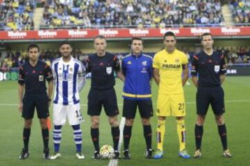 El árbitro David José Fernández Borbalán acompañado por los asistentes Raúl Cabañero Martínez y Jorge Canelo Prieto, el cuarto árbitro Alfonso Melgares Fernández y los capitanes Carlos Vela y Bruno Soriano.