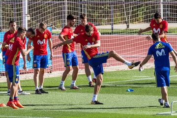 GR2011. MADRID, 03/10/2017.- El defensa de la selección española de fútbol Gerard Piqué (c) durante el entrenamiento realizado hoy en la Ciudad del Fútbol de Las Rozas, donde el combinado español prepara los enfrentamientos de la fase de la clasificación para el Mundial de Rusia 2018 que disputa contra Albania e Israel. EFE/Rodrigo Jiménez