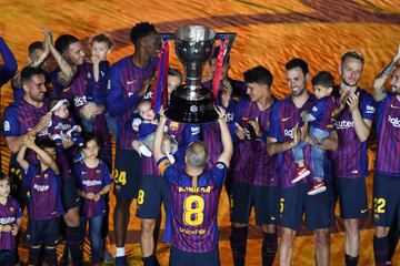 Andrés Iniesta con la copa de LaLiga.