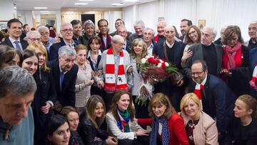 Tributo a Miguel. El veterano recibió en su homenaje el cariño de decenas de familiares, veteranos del Atlético y el personal de la residencia Ballesol.