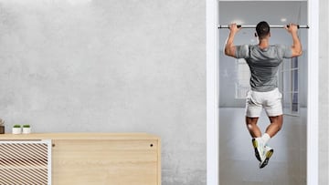 Barra para dominadas con agarre acolchado disponible en Amazon