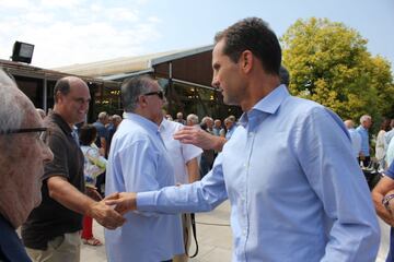La Asociación de Futbolistas del Valencia se ha reunido este mediodía para celebrar una comida que guardaba un especial secreto. Fernando Giner, presidente de la Asociación, desveló que se había recuperado la bandera original del club confeccionada en el año 1924 y que estaba desaparecida. En la foto, Giner saluda a Fernando. 

