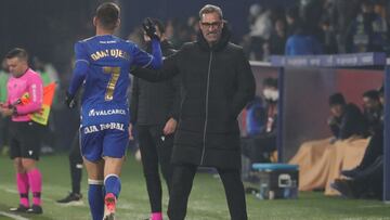 Ojeda se saluda con Bolo, entrenador de la Ponferradina.