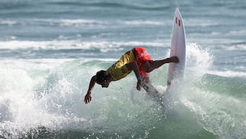 ICHINOMIYA, JAPAN - JULY 25: Lucca Mesinas of Team Peru surfs during the Men's Round 1 heat on day two of the Tokyo 2020 Olympic Games at Tsurigasaki Surfing Beach on July 25, 2021 in Ichinomiya, Chiba, Japan. (Photo by Ryan Pierse/Getty Images)