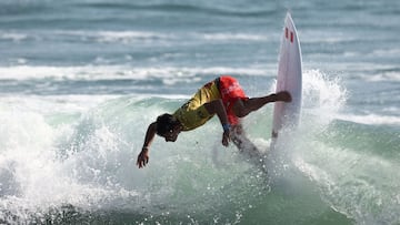 ICHINOMIYA, JAPAN - JULY 25: Lucca Mesinas of Team Peru surfs during the Men&#039;s Round 1 heat on day two of the Tokyo 2020 Olympic Games at Tsurigasaki Surfing Beach on July 25, 2021 in Ichinomiya, Chiba, Japan. (Photo by Ryan Pierse/Getty Images)