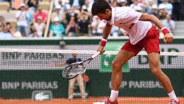 Djokovic estrellando su raqueta.