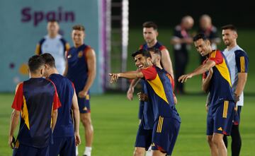 Asensio bromea durante el entrenamiento de hoy previo al partido contra Japón. 