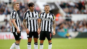 Kieran Trippier, Sandro Tonali y Matt Targett.