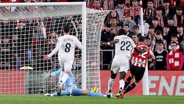 2-1. Grave error de Federico Valverde, que pierde el balón el balón cerca del área blanca. Gorka Guruzeta aprovecha la situación y, en el mano a mano, supera a Thibaut Courrtois.