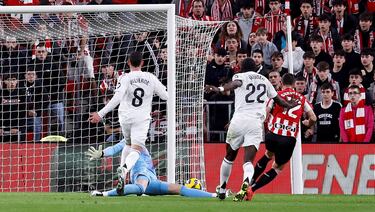 2-1. Grave error de Federico Valverde, que pierde el balón el balón cerca del área blanca. Gorka Guruzeta aprovecha la situación y, en el mano a mano, supera a Thibaut Courrtois.