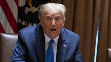 ARCHIVO - En esta foto de archivo del 23 de septiembre de 2020, el fiscal general William Barr escucha mientras el presidente Donald Trump habla durante una reunión con los fiscales generales estatales republicanos sobre las empresas de redes sociales, en la Sala del Gabinete de la Casa Blanca en Washington.