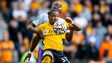 Adama Traor&eacute;, jugador del Wolverhampton, es presionado por Aaron Wan-Bissaka durante un partido de Premier League contra el Manchester United.