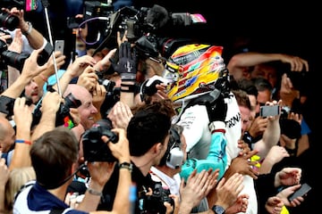 Lewis Hamilton celebra la victoria.