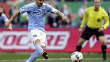 David Villa al momento de marcar el primer gol de penal.