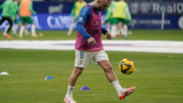 14/03/25 PARTIDO SEGUNDA DIVISION
REAL OVIEDO - ELCHE
CAZORLA CON EL BALON EN UN RONDO CALENTAMIENTO