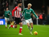 Liverpool's French striker #22 Hugo Ekitike runs with the ball whilst under pressure from Sunderland's Paraguayan defender #15 Omar Alderete during the English Premier League football match between Sunderland and Liverpool at The Stadium of Light in Sunderland in north east England on February 11, 2026. (Photo by ANDY BUCHANAN / AFP) / RESTRICTED TO EDITORIAL USE. No use with unauthorized audio, video, data, fixture lists, club/league logos or 'live' services. Online in-match use limited to 120 images. An additional 40 images may be used in extra time. No video emulation. Social media in-match use limited to 120 images. An additional 40 images may be used in extra time. No use in betting publications, games or single club/league/player publications. /