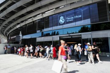 MADRID, 06/06/2024.- Varias personas caminan junto a la nueva tienda oficial que el Real Madrid posee en el Santiago Bernabéu, EFE/ Gema García
