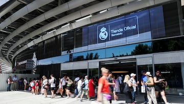 MADRID, 06/06/2024.- Varias personas caminan junto a la nueva tienda oficial que el Real Madrid posee en el Santiago Bernabéu, ubicada en el lateral del estadio en la calle Padre Damián, junto a la entrada del palco presidencial. El club afirma que su nueva "megatienda insignia", de 2.800 metros cuadrados, ofrece "una experiencia de compra única para todos los aficionados", acorde a la gran transformación del Bernabéu. Con un horario de 10.00 a 20.00 horas a diario, contará con ofertas de productos exclusivos, zona de personalización, nuevas líneas de ropa tanto casual como técnica y accesorios del Real Madrid. EFE/ Gema García