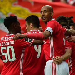 El Benfica hace historia y deja al Oporto de Casillas sin liga