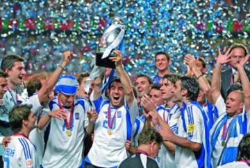 Maracanazo de Grecia en Lisboa al vencer a la anfitriona en la final. En la imagen Georgios Karagounis levantando el trofeo.