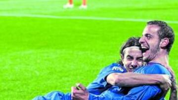 <b>DE TRES EN TRES. </b>Cortés abraza a Soldado, quien ayer logró su segundo hat-trick de la temporada.