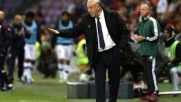 El entrenador español Vicente Del Bosque da instrucciones durante el partido amistoso disputado frente a Chile en el estadio de Ginebra, Suiza, el 10 de septiembre del 2013.