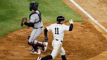 New York (United States), 15/10/2024.- Yankees Anthony Volpe (R) scores on a double by teammate Anthony Rizzo past Guardians Bo Naylor (L) during the sixth inning of game two of the Major League Baseball (MLB) American League Championship Series between the Cleveland Guardians and the New York Yankees in the Bronx borough of New York, New York, 15 October 2024. The American League Championship Series is the best-of-seven games and the winner will face the winner of the National League Championship Series in the World Series. (Liga de Campeones, Nueva York) EFE/EPA/CJ GUNTHER