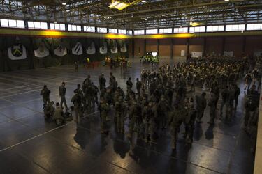 La espera es una de las características de los profesionales, cuando les digan, donde les digan. En este caso, hay que esperar que cada participante esté listo, pase la revisión y los gritos de guerra se conviertan en los ánimos finales. Calma tensa.