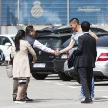 Chen Yansheng saluda a Óscar Duarte, que fue su primer fichaje como presidente y propietario del Espanyol.