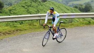 <b>PROBANDO. </b>Alberto Contador se entrenó en julio por las rampas del Angliru. Tanto él como su bicicleta se retorcían para superar las partes más duras de la ascensión.