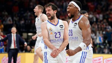 Real Madrid's Sergio Llull (C) and Guerschon Yabusele (R) celebrate their victory after the EuroLeague Final Four Semi-final match between FC Barcelona and Real Madrid at the Stark Arena in Belgrade on May 19, 2022. (Photo by Pedja Milosavljevic / AFP)