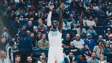 Julius Randle lanza un triple ante los Phoenix Suns.