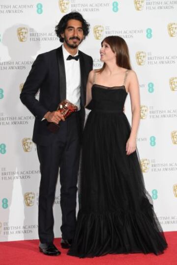 Dev Patel junto a Felicity Jones.