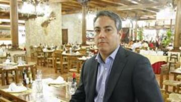 <b>EN EL ASADOR. </b>Luis Manfredi posa para AS en el comedor del 'Asador 7 de Julio'.