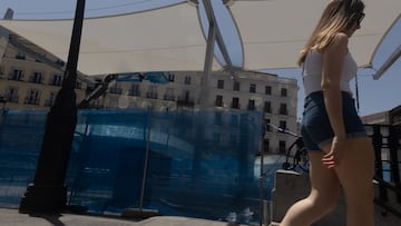 Instalación de unos toldos en la Puerta del Sol, a 20 de junio de 2025, en Madrid (España). El proyecto de los toldos en la Puerta del Sol de Madrid consiste en la instalación de estructuras textiles para crear sombra en la plaza durante los meses de más calor. Se trata de una solución no permanente: los toldos estarán instalados solo en verano (de junio a octubre) y se retirarán el resto del año. Esta obra ha necesitado contar con la aprobación de la Comisión de Patrimonio, ya que la Puerta del Sol es un Bien de Interés Cultural.
20 JUNIO 2025;TOLDOS;SOL;PUERTA DEL SOL;CALOR;SOMBRA;PLAZA;TEXTILES
Ricardo Rubio / Europa Press
20/06/2025